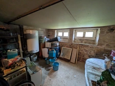 MELRAND MAISON 3 PIECES EN REZ DE CHAUSSEE SURELEVE PARCELLE DE 3109M² CLOTURE AVEC DEPENDANCE ET PUITS