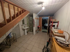 Kernascleden propriété composée d'une maison à usage d'habitation de 6 pièces 178 m² envion un hangar de 161m² envion, une ancienne lapinière de 700m² envion le tout sur une parcelle de 3.2 Hectares