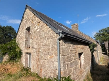 PLOUAY MAISON EN PIERRE SOUS ARDOISES 1 PIÈCE DE 50M² ENVIRON PARCELLE DE 140m² ENVIRON AVEC UN PUITS