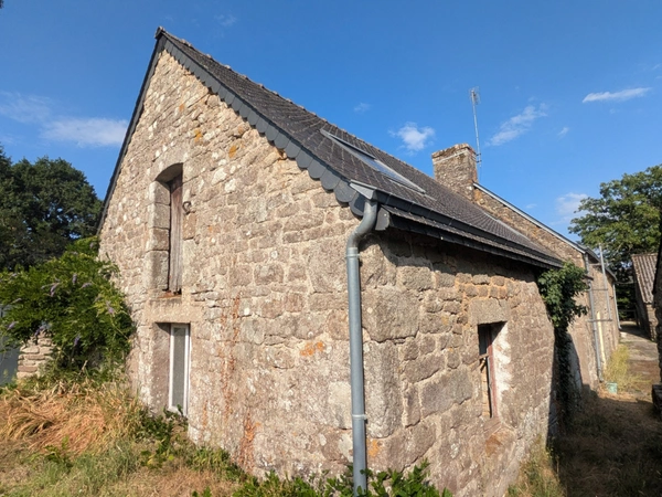 PLOUAY MAISON EN PIERRE SOUS ARDOISES 1 PIÈCE DE 50M² ENVIRON PARCELLE DE 140m² ENVIRON AVEC UN PUITS