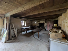 Bubry propriété composée d'une maison à usage d'habitation avec garage, deux petits hangars, une grange en pierre, une longère en pierre, un grand hangar avec ancienne étable, 1.5 hectare de terrain.