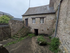 GUEMENE SUR SCORFF IMMEUBLE DE RAPPORT COMPOSÉ D' UN APPARTEMENT DE 153m² ENVION, D UN STUDIO DE 38m2 LOCAUX COMMERCIAUX, 1 MAISON EN PIERRE SOUS ARDOISES À RÉNOVER UNE PARCELLE DE 698m²