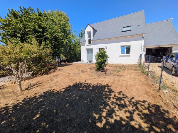 GUERN MAISON RÉCENTE DE 101M² ENVIRON 4 PIÈCES AVEC VIE DE PLAIN PIED GARAGE PARCELLE CLÔTURÉE DE 569M²