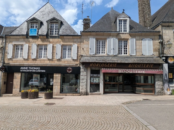 GUEMENE SUR SCORFF IMMEUBLE DE RAPPORT COMPOSÉ D' UN APPARTEMENT DE 153m² ENVION, D UN STUDIO DE 38m2 LOCAUX COMMERCIAUX, 1 MAISON EN PIERRE SOUS ARDOISES À RÉNOVER UNE PARCELLE DE 698m²