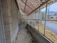 PLOUAY EN CAMPAGNE ENSEMBLE IMMOBILIER COMPOSÉ D' UNE MAISON DE 45M² HABITABLE, UNE GRANGE DE 33 M², UN BÂTIMENT EN PIERRE DE 91 M² UNE PARCELLE DE 711m² ENVRION.