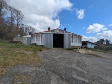 Kernascleden propriété composée d'une maison à usage d'habitation de 6 pièces 178 m² envion un hangar de 161m² envion, une ancienne lapinière de 700m² envion le tout sur une parcelle de 3.2 Hectares