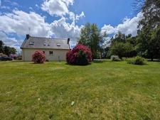 PRIZIAC PROPRIÉTÉ COMPOSÉE D'UNE MAISON DE TYPE NÉO BRETONNE DE 8 PIECES EN TRES BON ETAT GENERAL GRANDE DÉPENDANCES PARCELLE DE 1 HECTARE 47 ARES