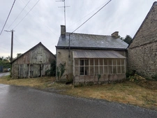 PLOUAY EN CAMPAGNE ENSEMBLE IMMOBILIER COMPOSÉ D' UNE MAISON DE 45M² HABITABLE, UNE GRANGE DE 33 M², UN BÂTIMENT EN PIERRE DE 91 M² UNE PARCELLE DE 711m² ENVRION.