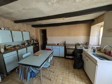 BIEUZY MAISON À RÉNOVER DE 3 PIÈCES 50m² ENVIRON HABITABLE, UN APPENTIS ACCOLÉ UNE PARCELLE CLÔTURÉE DE 381m² AVEC UN PUITS