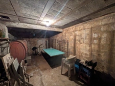 Kernascleden propriété composée d'une maison à usage d'habitation de 6 pièces 178 m² envion un hangar de 161m² envion, une ancienne lapinière de 700m² envion le tout sur une parcelle de 3.2 Hectares