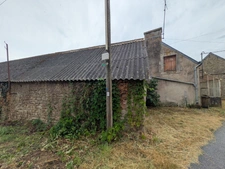 PLOUAY EN CAMPAGNE ENSEMBLE IMMOBILIER COMPOSÉ D' UNE MAISON DE 45M² HABITABLE, UNE GRANGE DE 33 M², UN BÂTIMENT EN PIERRE DE 91 M² UNE PARCELLE DE 711m² ENVRION.