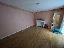 GUEMENE SUR SCORFF IMMEUBLE DE RAPPORT COMPOSÉ D' UN APPARTEMENT DE 153m² ENVION, D UN STUDIO DE 38m2 LOCAUX COMMERCIAUX, 1 MAISON EN PIERRE SOUS ARDOISES À RÉNOVER UNE PARCELLE DE 698m²