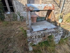 PLOUAY MAISON EN PIERRE SOUS ARDOISES 1 PIÈCE DE 50M² ENVIRON PARCELLE DE 140m² ENVIRON AVEC UN PUITS