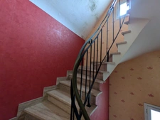 GUEMENE SUR SCORFF IMMEUBLE DE RAPPORT COMPOSÉ D' UN APPARTEMENT DE 153m² ENVION, D UN STUDIO DE 38m2 LOCAUX COMMERCIAUX, 1 MAISON EN PIERRE SOUS ARDOISES À RÉNOVER UNE PARCELLE DE 698m²