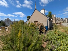 BIEUZY MAISON À RÉNOVER DE 3 PIÈCES 50m² ENVIRON HABITABLE, UN APPENTIS ACCOLÉ UNE PARCELLE CLÔTURÉE DE 381m² AVEC UN PUITS
