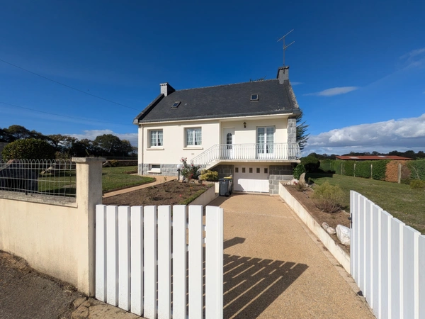 BUBRY EN CAMPAGNE AU CALME MAISON NÉO BRETONNE EN REZ DE CHAUSSEE SURELEVE AVEC VIE DE PLAIN PIED DE 5 PIÈCES DE 100m² ENVIRON PARCELLES CLÔTURÉES DE 2315M²
