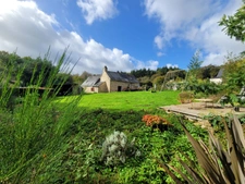 SAINT TUGDUAL JOLIE LONGÈRE DE 5 PIECES DE 154m² ENVION AVEC VIE DE PLAIN PIED PARCELLE DE 1390m² ENVIRON POSSIBILITE D ACQUERIR UNE PARCELLE BOISÉE DE 3 HECTARES 200 EN SUPPLÉMENT