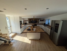 Séglien en campagne longère en pierre rénovée avec vie de plain pied de 243m², garage, atelier et dépendance parcelle de 7125m²