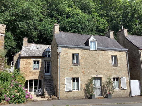  GUEMENE SUR SCORFF BELLE DEMEURE EN PIERRE DE 185 m² ENVIRON COUR EXTERIEURE JARDIN NON ATTENANT DE 764M²
