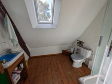 GUEMENE SUR SCORFF MAISON ATYPIQUE EN BON ETAT GENERAL DE 2 PIECES AVEC CAVE UNE DÉPENDANCE ET UN JARDINET.