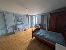 GUEMENE SUR SCORFF IMMEUBLE DE RAPPORT COMPOSÉ D' UN APPARTEMENT DE 153m² ENVION, D UN STUDIO DE 38m2 LOCAUX COMMERCIAUX, 1 MAISON EN PIERRE SOUS ARDOISES À RÉNOVER UNE PARCELLE DE 698m²