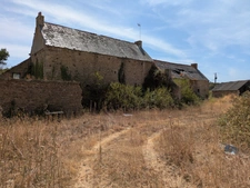NOSTANG PROPRIÉTÉ COMPOSÉE D'UNE MAISON EN PIERRE À RÉNOVER AVEC TROIS DÉPENDANCE UN PUITS ET 21 HECTARES ENVIRON