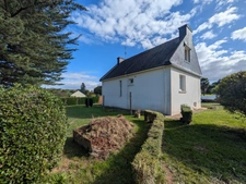 BUBRY EN CAMPAGNE AU CALME MAISON NÉO BRETONNE EN REZ DE CHAUSSEE SURELEVE AVEC VIE DE PLAIN PIED DE 5 PIÈCES DE 100m² ENVIRON PARCELLES CLÔTURÉES DE 2315M²