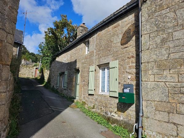 MAISON EN PIERRE SOUS ARDOISE DE 75M² ENVIRON 3 PIECES TERASSE DE 9m² ENVIRON L'ARRIERE DE LA MAISON