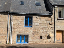 GUEMENE SUR SCORFF MAISON ATYPIQUE EN BON ETAT GENERAL DE 2 PIECES AVEC CAVE UNE DÉPENDANCE ET UN JARDINET.