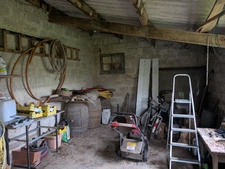 MELRAND MAISON 3 PIECES EN REZ DE CHAUSSEE SURELEVE PARCELLE DE 3109M² CLOTURE AVEC DEPENDANCE ET PUITS