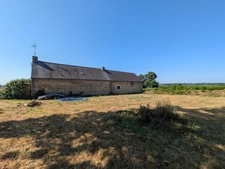 PLOËRDUT JOLIE LONGÈRE RÉNOVÉE DE 170M² ENVION DE 5 PIÈCES DEUX GARAGES PARCELLE DE 2840m² ENVIRON