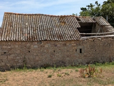 NOSTANG PROPRIÉTÉ COMPOSÉE D'UNE MAISON EN PIERRE À RÉNOVER AVEC TROIS DÉPENDANCE UN PUITS ET 21 HECTARES ENVIRON