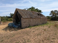 NOSTANG PROPRIÉTÉ COMPOSÉE D'UNE MAISON EN PIERRE À RÉNOVER AVEC TROIS DÉPENDANCE UN PUITS ET 21 HECTARES ENVIRON