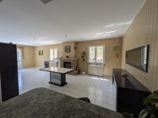 PRIZIAC PROPRIÉTÉ COMPOSÉE D'UNE MAISON DE TYPE NÉO BRETONNE DE 8 PIECES EN TRES BON ETAT GENERAL GRANDE DÉPENDANCES PARCELLE DE 1 HECTARE 47 ARES