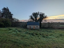 RARE SUR LE MARCHÉ GRANDE LONGÈRE EN PIERRE AVEC DE NOMBREUSES DÉPENDANCES PARCELLES ATTENANTES DE 14 HECTARES 
