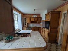 GUEMENE SUR SCORFF IMMEUBLE DE RAPPORT COMPOSÉ D' UN APPARTEMENT DE 153m² ENVION, D UN STUDIO DE 38m2 LOCAUX COMMERCIAUX, 1 MAISON EN PIERRE SOUS ARDOISES À RÉNOVER UNE PARCELLE DE 698m²