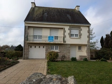 SÉGLIEN JOLIE MAISON EN REZ DE CHAUSSEE SURELEVE AVEC VIE DE PLAIN PIED DE 95 M² ENVIRON 4 PIÈCES PARCELLE DE 800M² ENVIRON