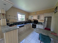 PRIZIAC PROPRIÉTÉ COMPOSÉE D'UNE MAISON DE TYPE NÉO BRETONNE DE 8 PIECES EN TRES BON ETAT GENERAL GRANDE DÉPENDANCES PARCELLE DE 1 HECTARE 47 ARES