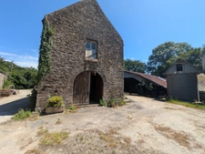LOCMALO CORPS DE FERME COMPOSE 2 GRANDES LONGÈRES EN PIERRE DE 105m² ENVIRON ET 130 M² ENVIRON DEUX HANGARS DE 530M³ ET 3500M² ET DÉPENDANCES PARCELLE DE 9000m² ENVIRON
