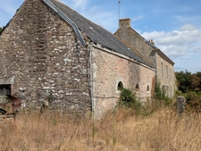 NOSTANG PROPRIÉTÉ COMPOSÉE D'UNE MAISON EN PIERRE À RÉNOVER AVEC TROIS DÉPENDANCE UN PUITS ET 21 HECTARES ENVIRON