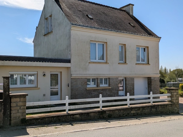 PLOERDUT GRANDE  MAISON DE 9 PIECES DE 140m² ENVIRON PARCELLE DE 603m² ENVIRON