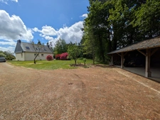 PRIZIAC PROPRIÉTÉ COMPOSÉE D'UNE MAISON DE TYPE NÉO BRETONNE DE 8 PIECES EN TRES BON ETAT GENERAL GRANDE DÉPENDANCES PARCELLE DE 1 HECTARE 47 ARES