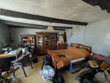 BIEUZY MAISON À RÉNOVER DE 3 PIÈCES 50m² ENVIRON HABITABLE, UN APPENTIS ACCOLÉ UNE PARCELLE CLÔTURÉE DE 381m² AVEC UN PUITS