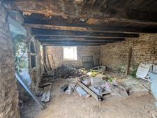 PLOUAY MAISON EN PIERRE SOUS ARDOISES 1 PIÈCE DE 50M² ENVIRON PARCELLE DE 140m² ENVIRON AVEC UN PUITS