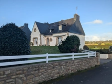 PLOERDUT NEO BRETONNE DE 140M² ENVIRON 6 PIECES AVEC VIE DE PLAIN PIED PARCELLE CLOTUREE DE 1077m²