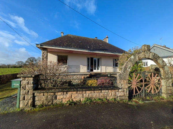 SAINT CARADEC TREGOMEL MAISON DE CARACTÈRE EN REZ DE CHAUSSEE SURELEVE 5 PIÈCES DE 105M² ENVIRON PARCELLE DE 1575M²