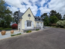 PRIZIAC PROPRIÉTÉ COMPOSÉE D'UNE MAISON DE TYPE NÉO BRETONNE DE 8 PIECES EN TRES BON ETAT GENERAL GRANDE DÉPENDANCES PARCELLE DE 1 HECTARE 47 ARES