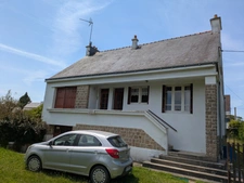 MELRAND MAISON 3 PIECES EN REZ DE CHAUSSEE SURELEVE PARCELLE DE 3109M² CLOTURE AVEC DEPENDANCE ET PUITS