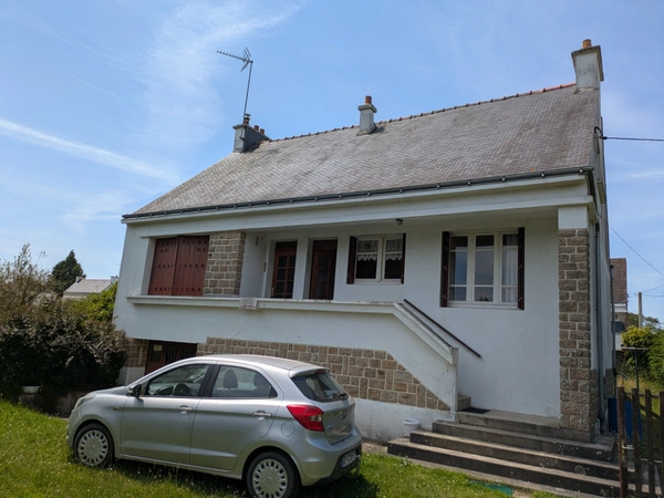 MELRAND MAISON 3 PIECES EN REZ DE CHAUSSEE SURELEVE PARCELLE DE 3109M² CLOTURE AVEC DEPENDANCE ET PUITS