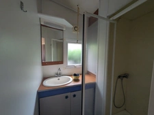 AMBON MOBIL-HOME DE 26m² ENVIRON 2 CHAMBRES AVEC TERRASSE BOIS SUR L'EXTÉRIEUR ET ABRIS DE JARDIN PARCELLE DE 200m² ENVIRON